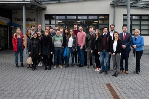 v.l.n.r.: Studierende der Hochschule Düsseldorf; rechts: Andrea Rätz-Schröder (Geschäftsführerin der LEPPER Stiftung), Marc. A. Prüm (stellv. Vorstandsvorsitzender der LEPPER Stiftung und Doris G. Lepper (Stifterin und Vorstandsvorsitzende der LEPPER Stiftung)